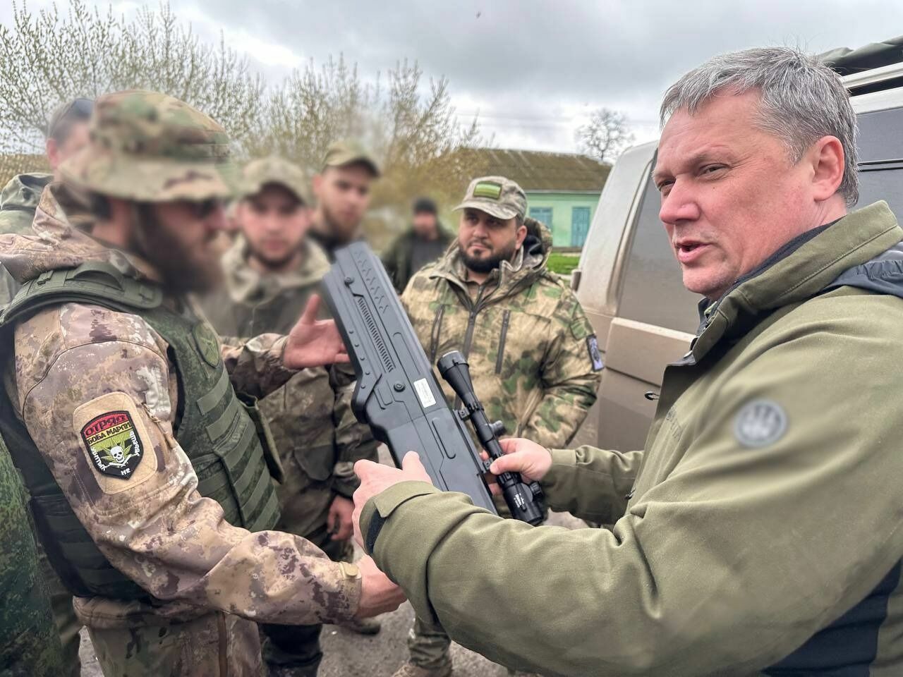Глава Пятигорска Ворошилов передал бойцам СВО посылки и дронобойные ружья4