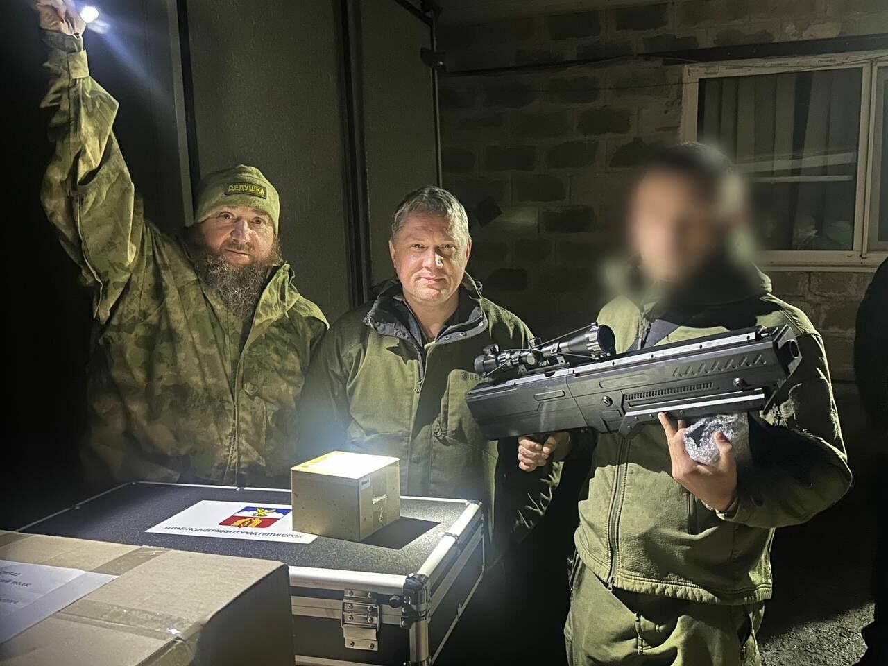 Глава Пятигорска Ворошилов передал бойцам СВО посылки и дронобойные ружья2