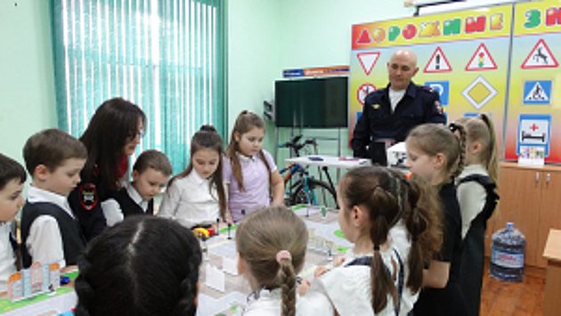 Главный автоинспектор Ставрополя разъясняет школьникам вступившие в силу поправки в ПДД на занятиях в центре по профилактике детского дорожно-транспортного травматизма