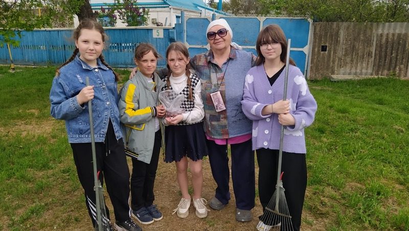 Юные патриоты помогают пожилым жителям Кировского округа