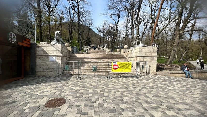 Каменную лестницу в Курортном парке Железноводска начали реставрировать