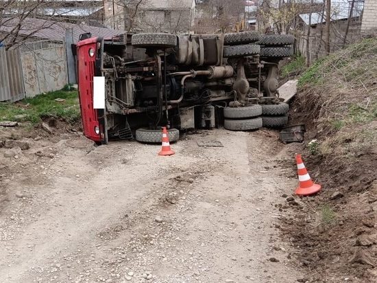 Лишенный прав лихач перевернулся на грузовике в Кисловодске