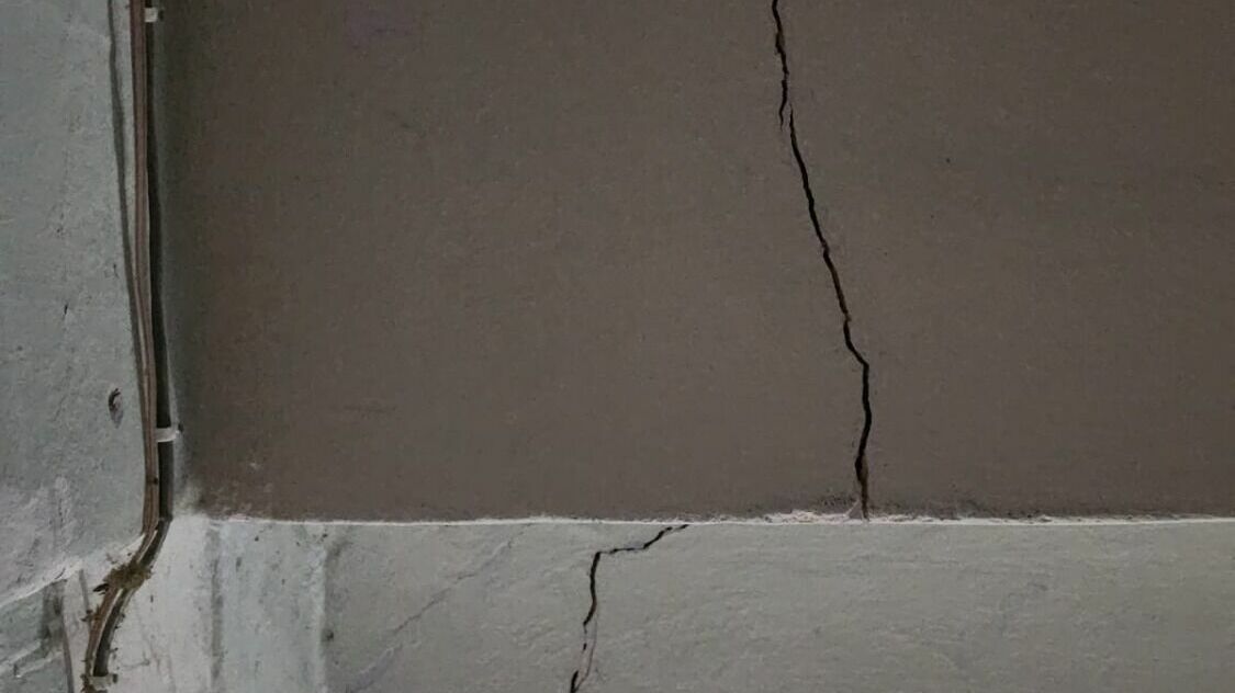 Месяц после землетрясения: что происходит с «треснувшим» общежитием в Лермонтове6