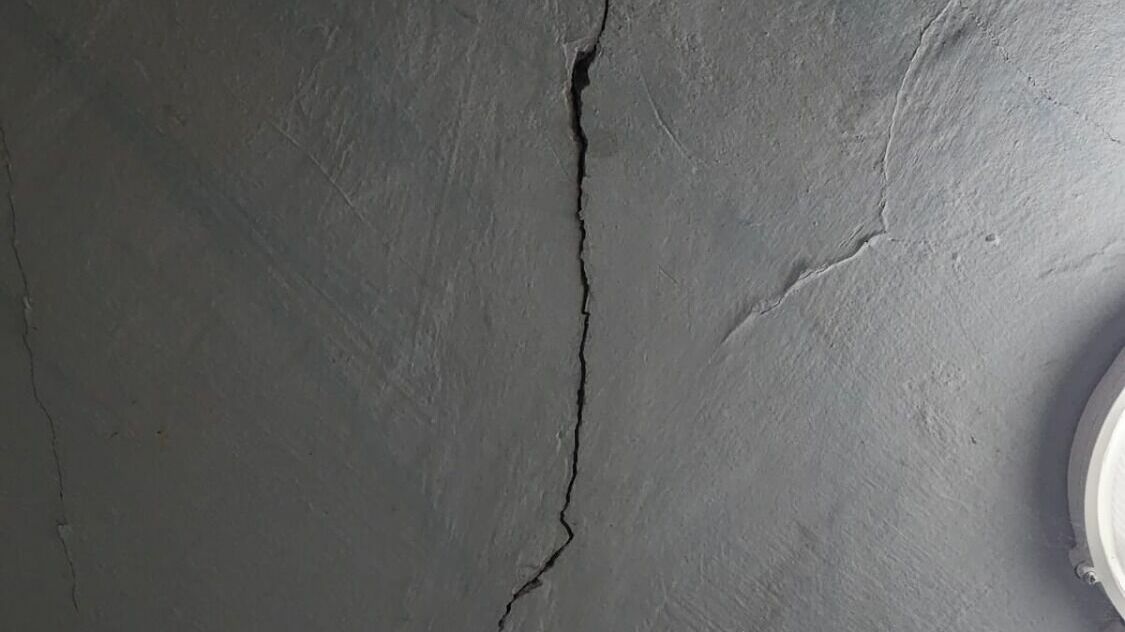 Месяц после землетрясения: что происходит с «треснувшим» общежитием в Лермонтове4