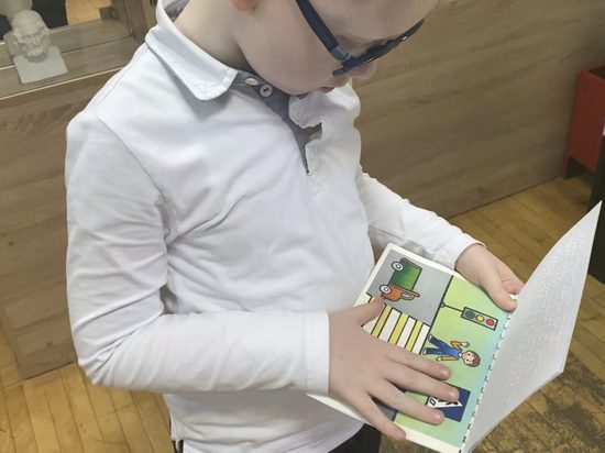 На Ставрополье вышла первая брошюра по ПДД для слабовидящих и незрячих детей