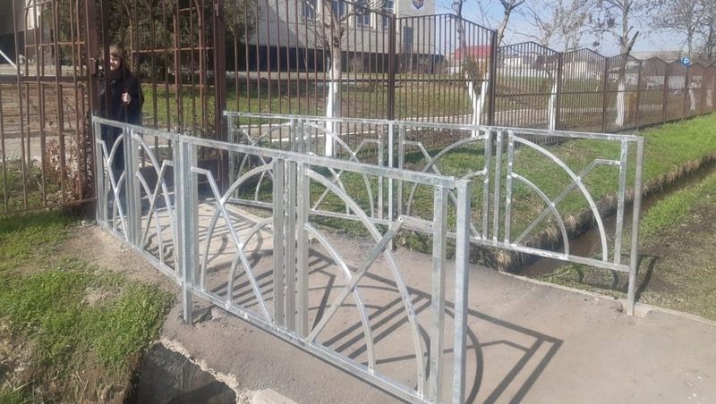 Опасный тротуар возле школы Невинномысска огородили после вмешательства прокуратуры