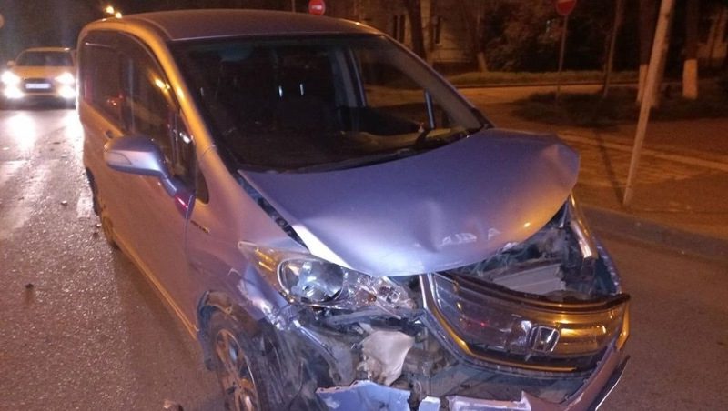 Пассажирка легковушки пострадала в аварии с автобусом в Будённовске