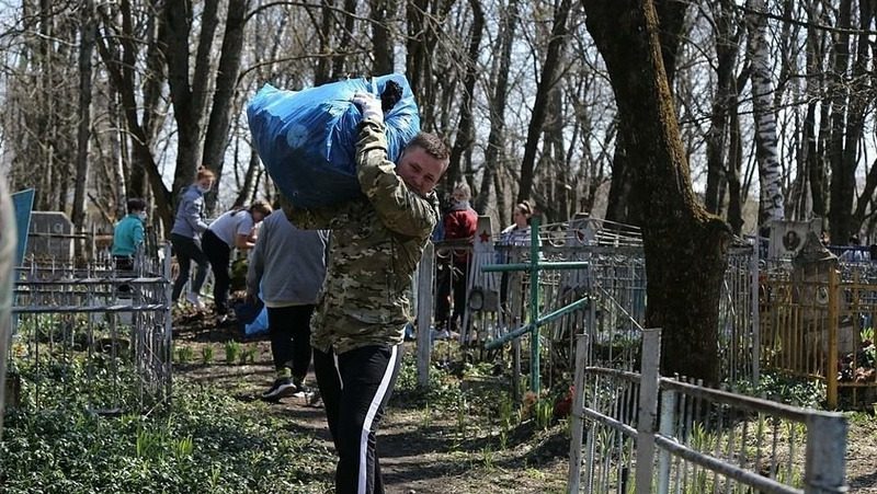 Порядка 250 студентов приняли участие в уборке Даниловского кладбища в Ставрополе