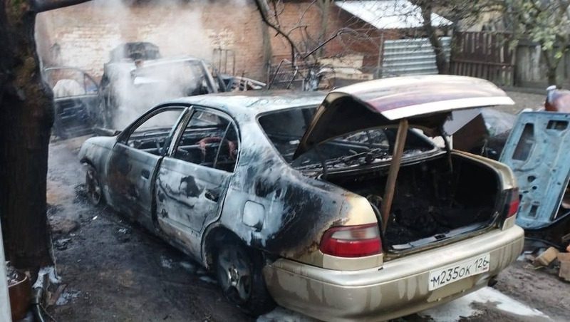 Пожарные потушили автомобиль в посёлке на Ставрополье