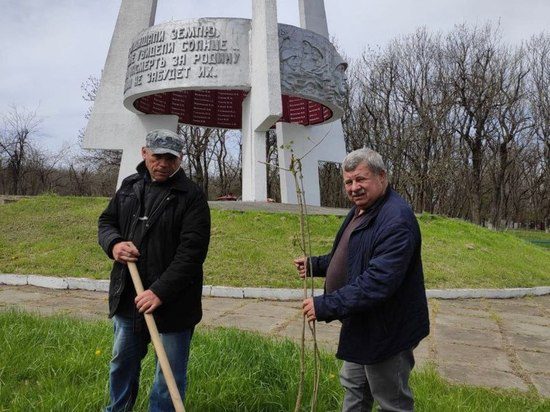 Ставропольцы высаживают молодые деревья в память о погибших участниках ВОВ