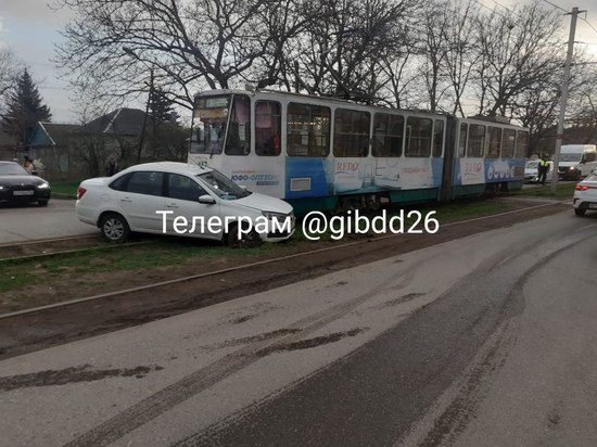 В Пятигорске легковушка врезалась в трамвай
