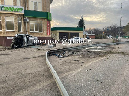 В Пятигорске водитель без прав перевернулся на иномарке и врезался в магазин