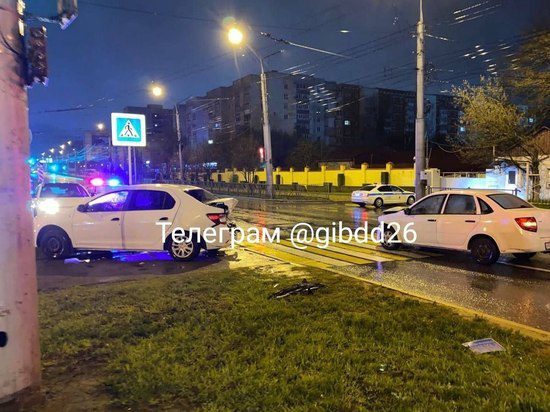 В Ставрополе лихач врезался в стоящую впереди на светофоре иномарку