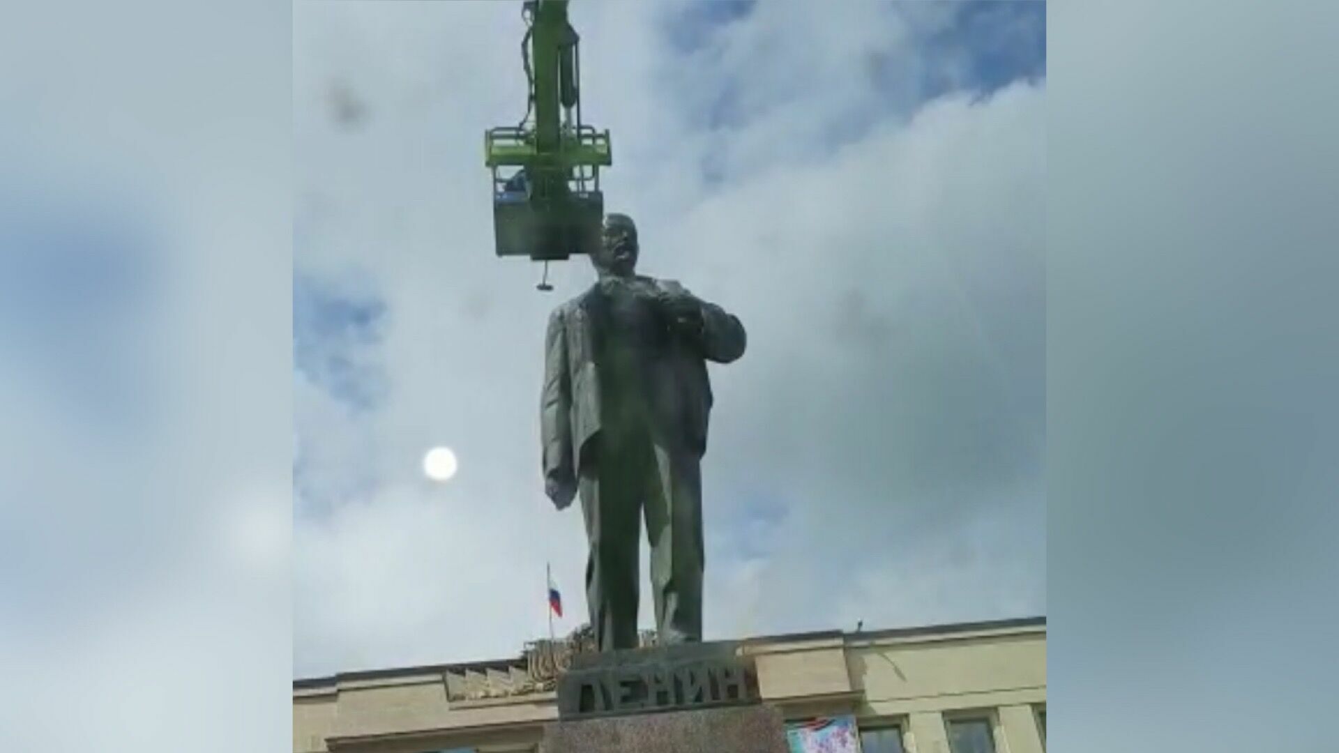 В Ставрополе отмывают памятник Ленину к майским праздникам0
