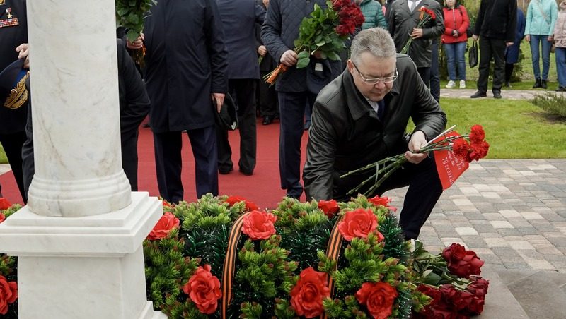 «Важно помнить о подвиге наших отцов и дедов» — губернатор Ставрополья принял участие в открытии мемориала героям ВОВ