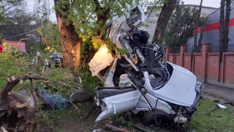 Водитель легковушки врезался в столб и дерево в Минводах