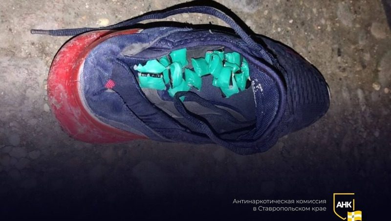 Выбросить товар вместе с обувью попытался наркокурьер в Георгиевске