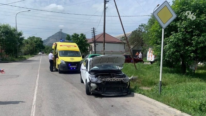 Автомобилистка пострадала при столкновении двух легковушек в Минводах
