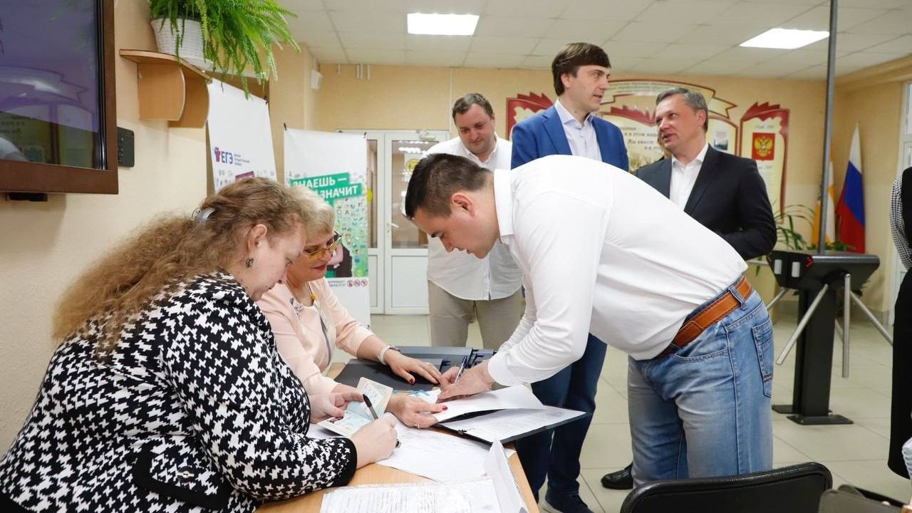 Глава Пятигорска вместе с министром просвещения РФ сходил на ЕГЭ2