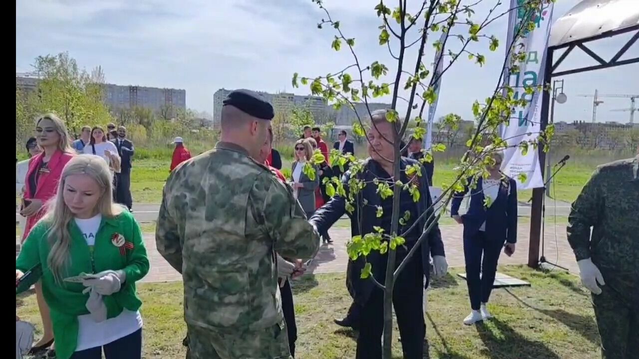 Лев Лещенко посадил дерево в Ставрополе1