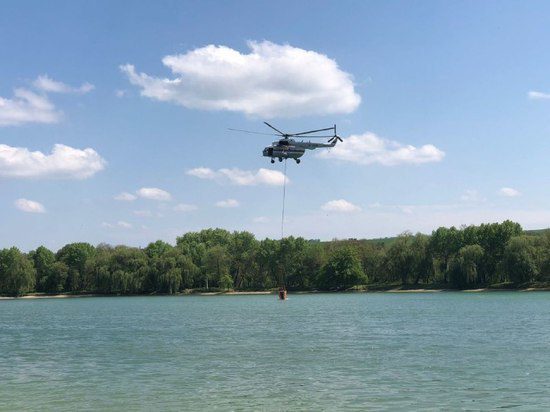 На ессентукском озере использовали водосливное оборудование вертолётов МЧС