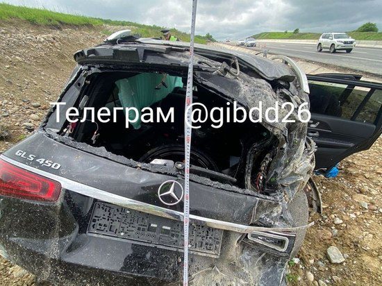На трассе вблизи аэропорта Минвод перевернулась иномарка, два человека в тяжелом состоянии