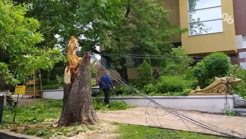 Около 90 человек участвуют в устранении последствий ливня в Ставрополе