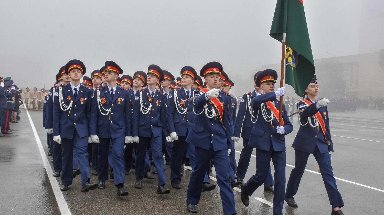 Парад 78-й годовщины Победы в Ставрополе прошел в тумане47