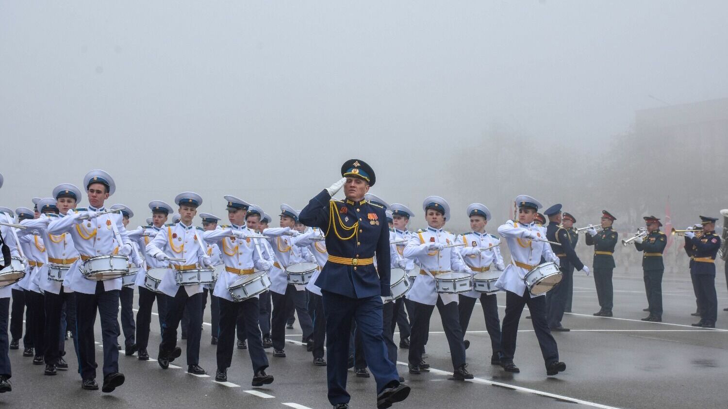 Парад 78-й годовщины Победы в Ставрополе прошел в тумане43