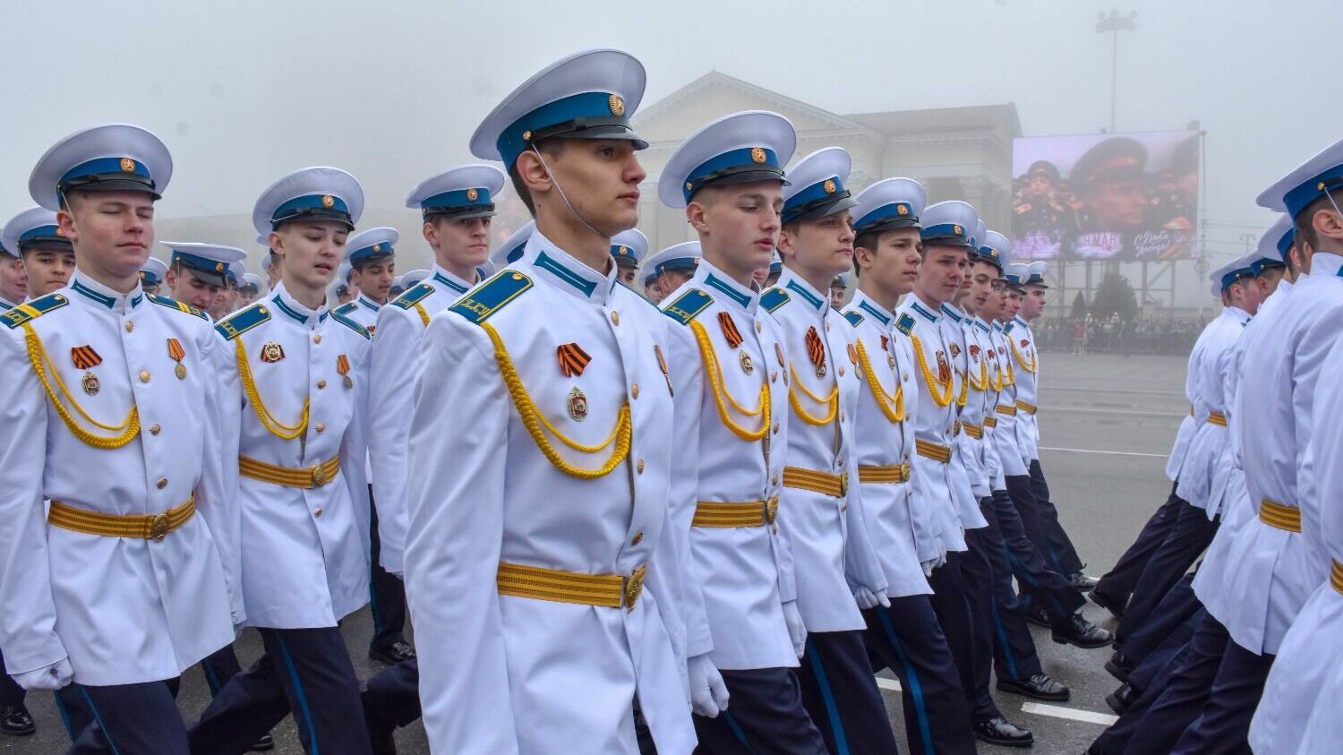 Парад 78-й годовщины Победы в Ставрополе прошел в тумане44
