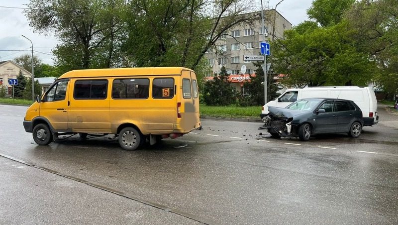 Пассажирская «Газель» и легковушка столкнулись в Минводах