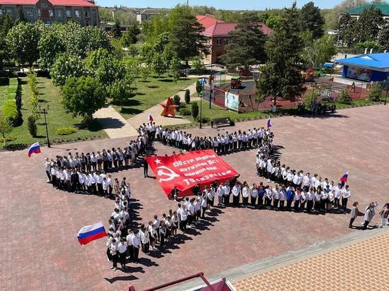Патриотический флешмоб организовали школьники на Ставрополье