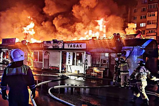 Появилось видео крупного пожара в торговом павильоне в Ставрополе