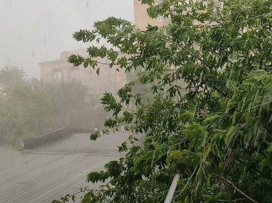 Сильный ветер, ливень и грозы стали причинами перебоев с подачей электроэнергии на Ставрополье