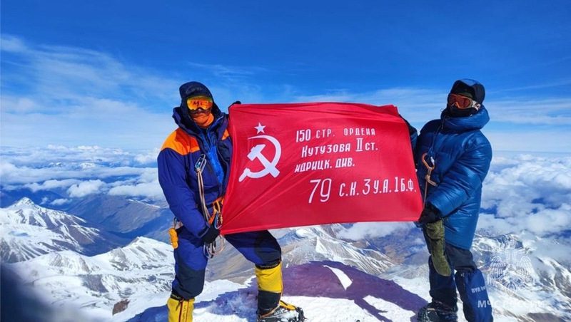 Спасатели из КБР подняли на Эльбрус Знамя Победы