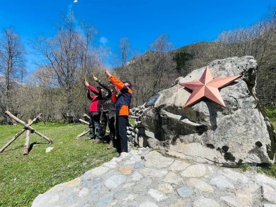 Спасатели КЧР благоустроили обелиски советским воинам на перевалах Главного Кавказского хребта