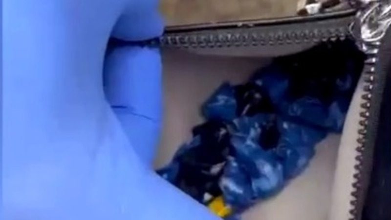 Свёртки с героином обнаружили в женской сумочке полицейские Ставрополья