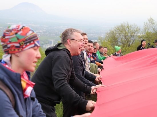 Участники туристического слета «Больше, чем путешествие» развернули флаг России на вершине Машука