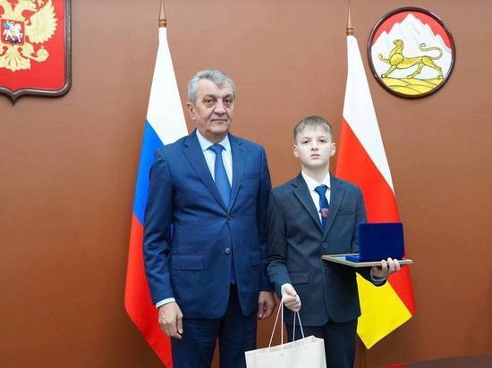 В Северной Осетии за спасение детей наградили троих школьников