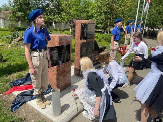 В школах Изобильного открыли мемориальные доски памяти военнослужащих