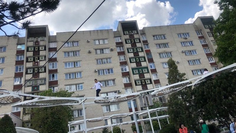 В сквере на севере Ставрополя установят табличку с запретом залезать на конструкции уличного освещения