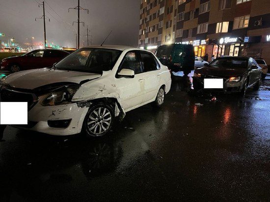 В Ставрополе на парковке многоэтажки столкнулись две иномарки