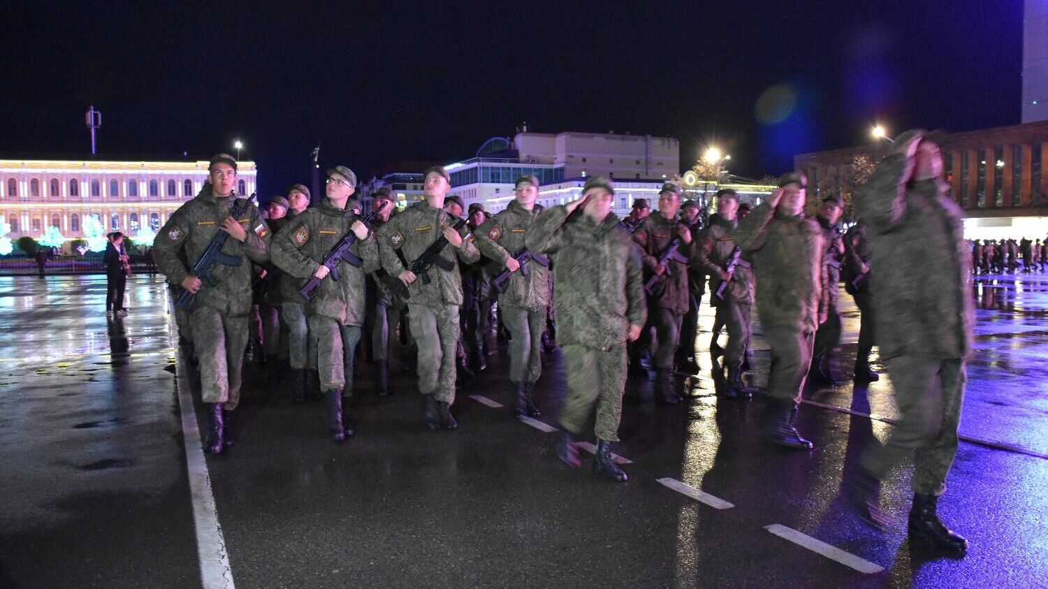 В Ставрополе прошла первая ночная репетиция парада Победы. Фоторепортаж16