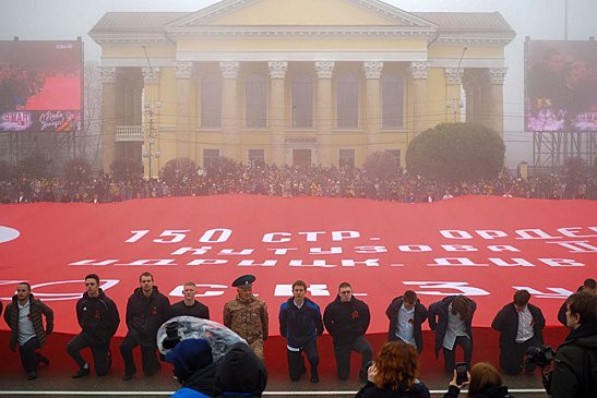 В Ставрополе развернули самую большую в мире копию Знамени Победы