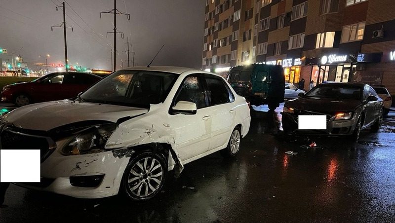 Водитель сломал ключицу в ДТП во дворе многоэтажки на юге Ставрополя