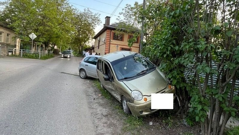 Женщина получила травмы в ДТП с двумя легковушками в Пятигорске