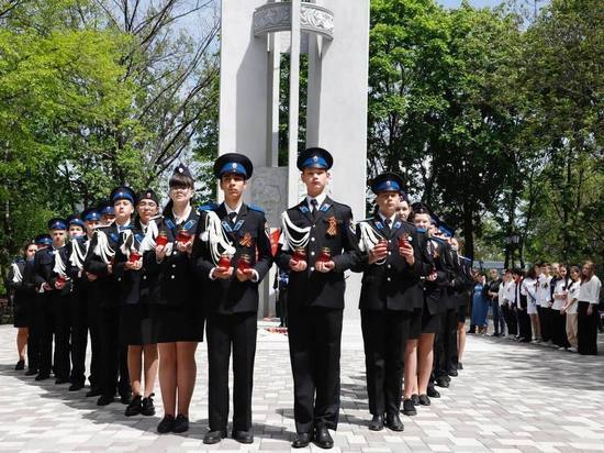Жители микрорайонов и поселков Пятигорска возлагают цветы к обелискам павших героев
