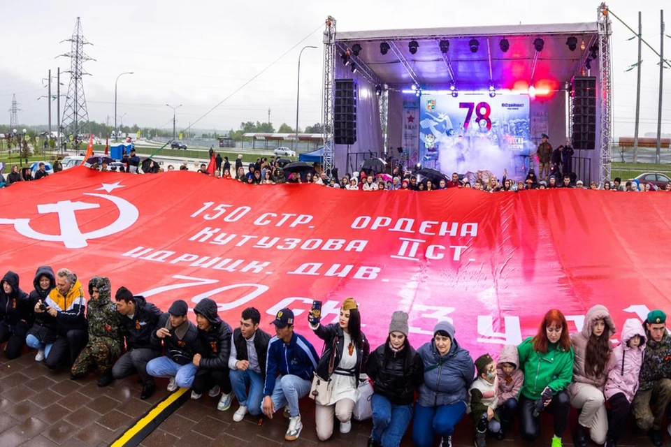 Самым знаковым моментом праздника стала акция «Знамя Победы». Фото: gk-usi.ru