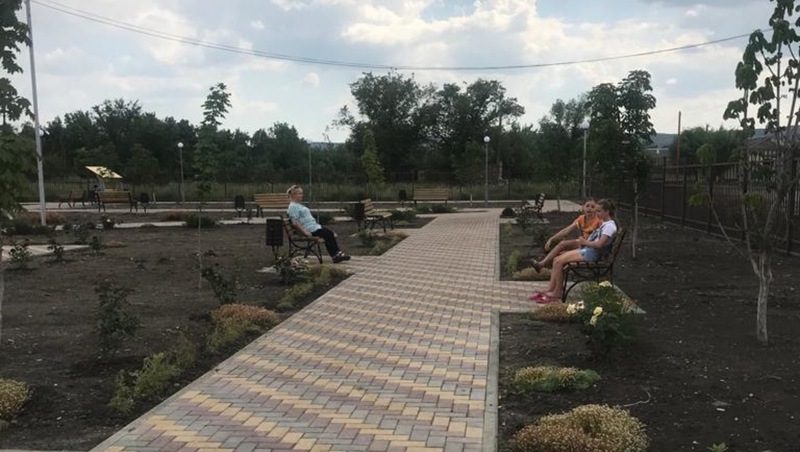 Зону отдыха с детской площадкой обустроили в селе Андроповского округа по нацпроекту