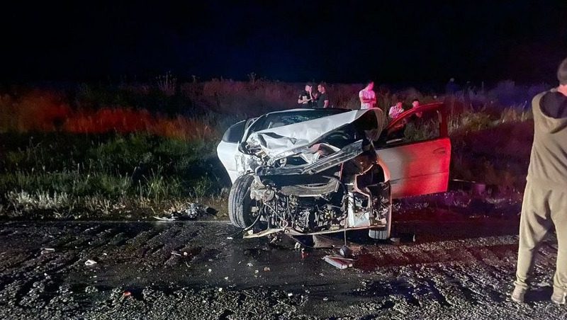 Четыре человека погибли после лобового столкновения легковушек на Ставрополье